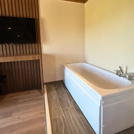 Hotel Ami Tragjas